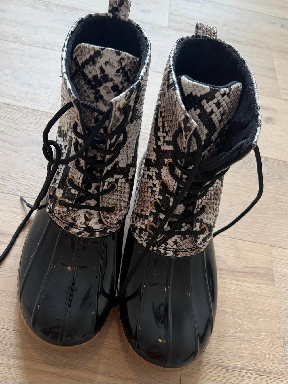Yoki Snake Print Duck Boots Women’s Size 7.5 Waterproof Lace-Up Rain Boots